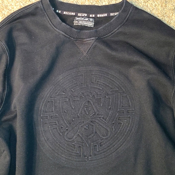 League of Lengends 2017 World Championships Crewneck Sweatshirt - Picture 2 of 6